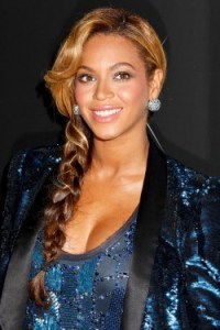 Beyonce wearing "the fishtail" braid style.