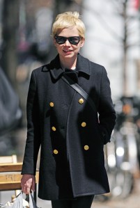 Actress Michelle Williams wearing a pixie haircut.